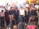 Jahr 2004 - Die Gäste tanzen Volkstanz. / 2004 Yilinda - Senliklerdeki seyirciler ve Halay cekenler görünmektedir.