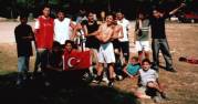 Jahr 2002 - Beim Piknik. / 2002 yilinda - Piknikte cekilen Fotograf - Tam o günde Türk Milli Takiminin, Dünya Kupasindaki 3. Maci oynanacakti.